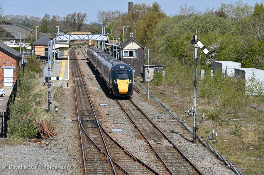 A GWR Class 800 train leaves Moreton-in-Marsh station